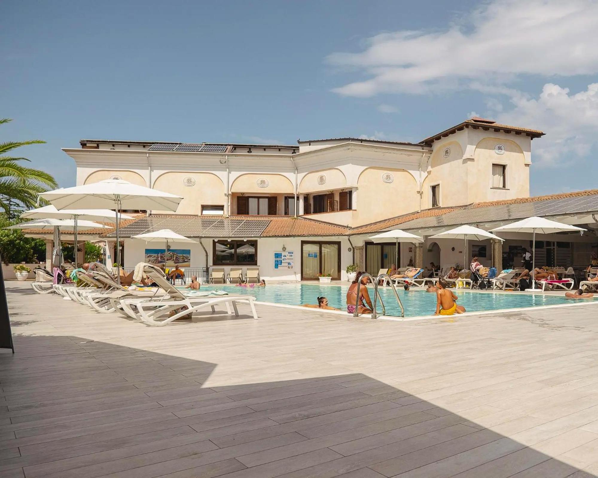 Отель Zeta Club San Teodoro Le Rose Экстерьер фото